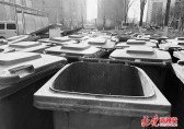 北京小區(qū)物業(yè)垃圾桶堵門，以新?lián)Q舊是好事，掃尾工作也要落實(shí)