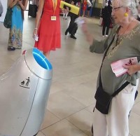 國外智能垃圾桶小發明：招招手就會靠近