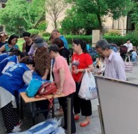 小區(qū)開(kāi)展垃圾分類宣傳活動(dòng)