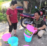 干部為村民發放了分類垃圾桶