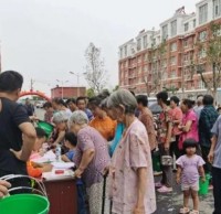 崔寨街道開展社區免費發放分類垃圾桶活動！