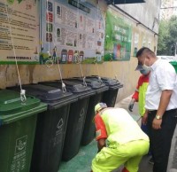 分類垃圾桶蓋上裝吊環(huán) 小改造帶來(lái)大方便