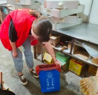 東山社區(qū)開展沿街商鋪分發(fā)可回收物分類垃圾桶活動(dòng)