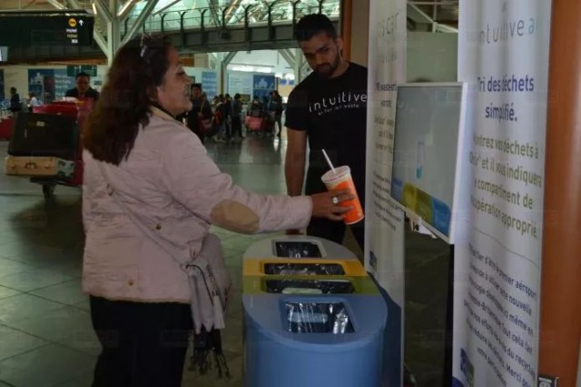 機場智能分類垃圾桶