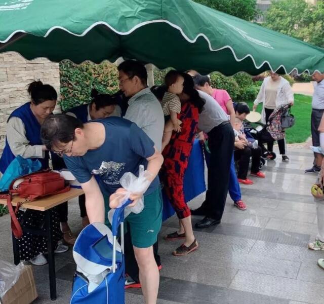 小區(qū)開展垃圾分類宣傳2